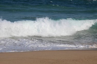 Deniz dalgası kumların üzerinde