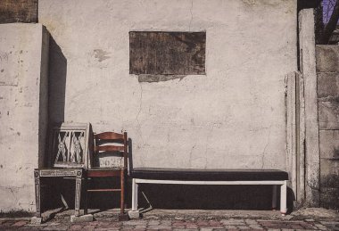 Şehirde terk edilmiş eski bir ev.