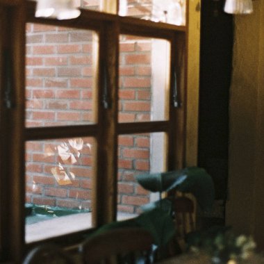 Modern bir binanın içinde.