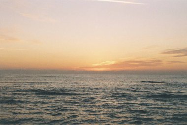 Denizin üzerinde güzel bir gün batımı