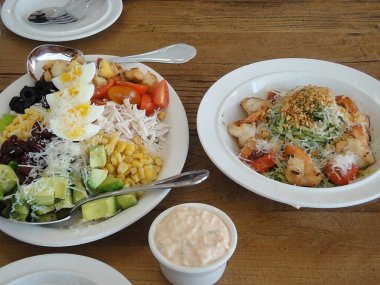 Peynirli, sebzeli ve zeytinli Yunan salatası.