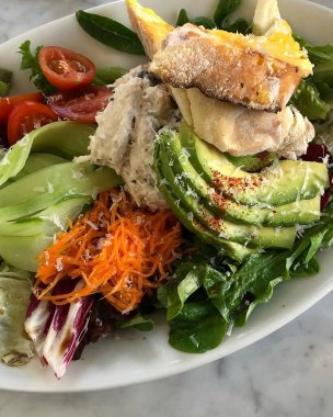 Yakın plan - lezzetli taze salata manzarası