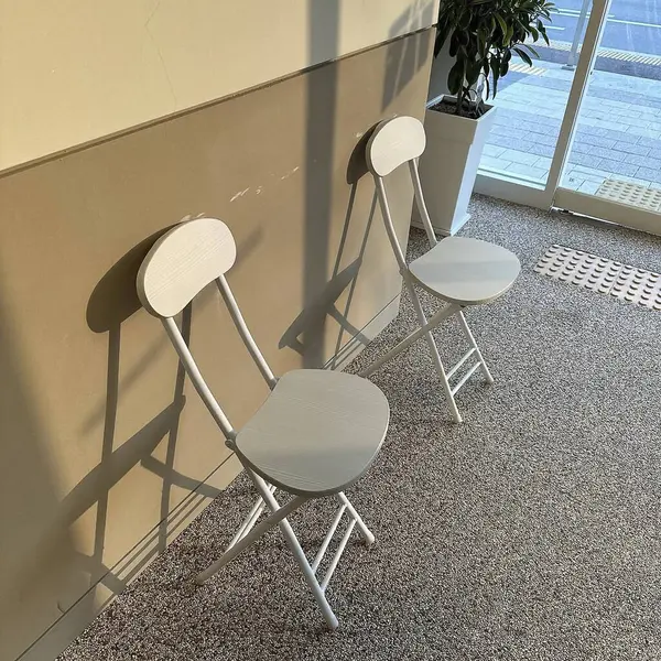 Bir binanın duvarında boş bir sandalye.