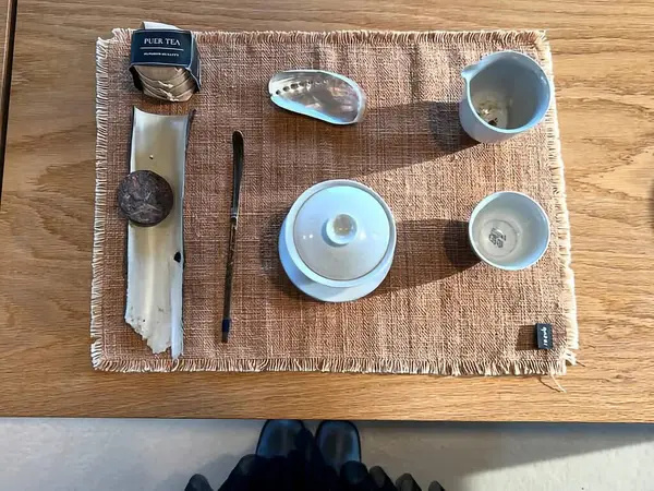 Tahta masada bir fincan çay ve kahve.