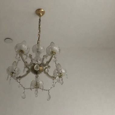 Ampullü eski bir duvarda avize.