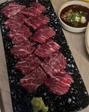 Tabakta taze ve çiğ biftek.