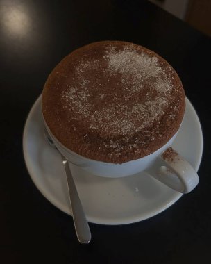 Masada sıcak çikolatalı kek var.