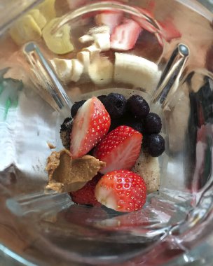 Masada çilekli, yaban mersinli ve çilekli bir kase taze meyve. sağlıklı kahvaltı.