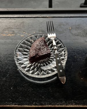 Tabağında çatal olan bir parça çikolatalı pasta.