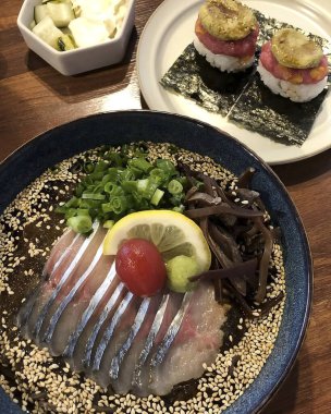 Japon yemeği, suşi ve somon balığı.