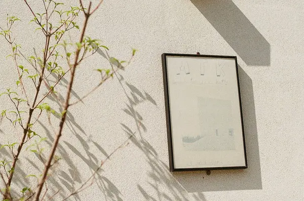 Pencereli eski ahşap duvar