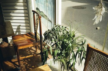 Pencereli eski ahşap masa