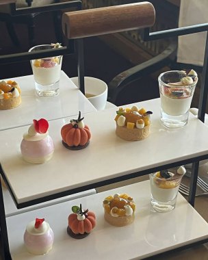 Krema ve böğürtlenli tatlı