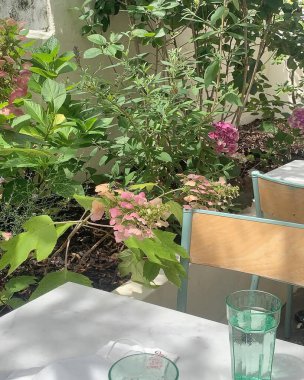 Yeşil bitkiyle beyaz bir masanın dikey görüntüsü.