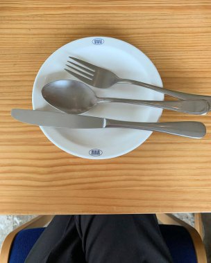 Masadaki çatal ve kaşığın yakın plan çekimi.