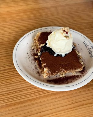 Dondurma ve çikolata soslu bir parça çikolatalı pasta.