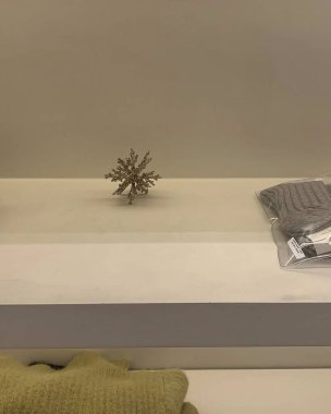 Noel süslemeleri olan beyaz bir kutunun dikey yakın çekimi