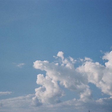 Küçük bulutlu mavi gökyüzü arkaplanı