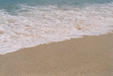 Dalgalar ve mavi gökyüzü ile güzel deniz plajı