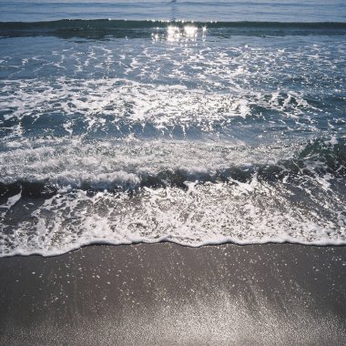 Akdeniz 'in kumlu sahillerinde deniz dalgaları.