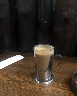 Kahve fincanı ve çay kafedeki ahşap masada.