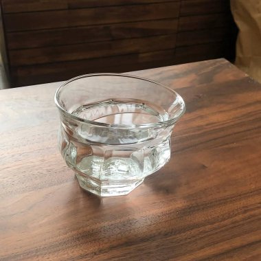 Ahşap masada boş cam kase