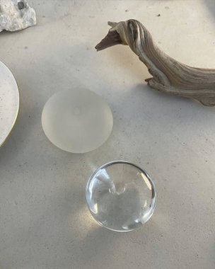 beyaz zemin üzerine su ile cam