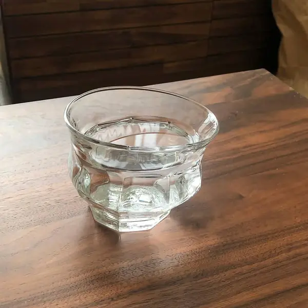 Ahşap masada boş cam kase