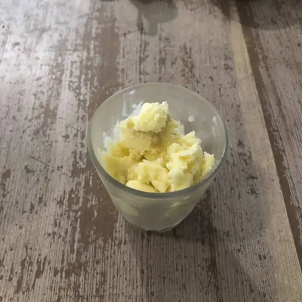 Bir kase lezzetli dondurmayı ahşap arka planda kapat.