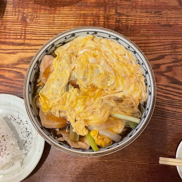 Kızarmış pilavın domuz etli bir fotoğrafı.