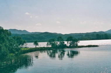 Dağlarda gölü olan güzel bir manzara.