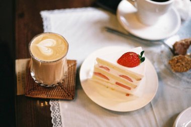 Masada taze kahve ve kek var.