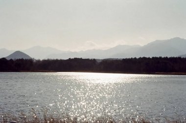 Dağlarda gölü olan güzel bir manzara.