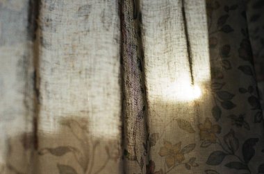 Beyaz arkaplanı olan eski ahşap pencere