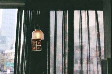 bir bardak su ile pencere