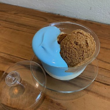 Bir fincan kahve, kaşık ve bir fincan kahve.