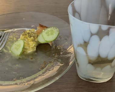 Bir bardak su ve beyaz tabakta bir fincan kahve.