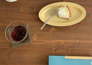 Tahta masada bir parça kek ve kahve.