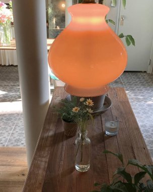 İçinde cam vazo ve vazo olan modern apartman dairesi.