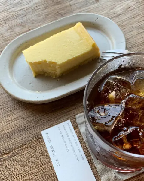 Bir fincan çay ve bir fincan çay.