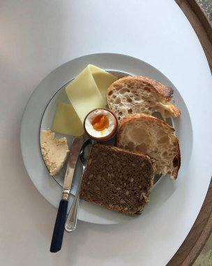 Lezzetli bir kahvaltı için yüksek açılı çekim.