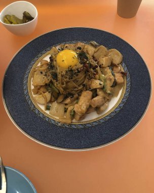 Kızarmış erişte, kızarmış tavuk ve sebzeler.