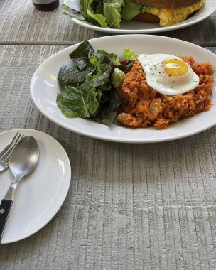 Kahvaltıda yumurta ve salata.