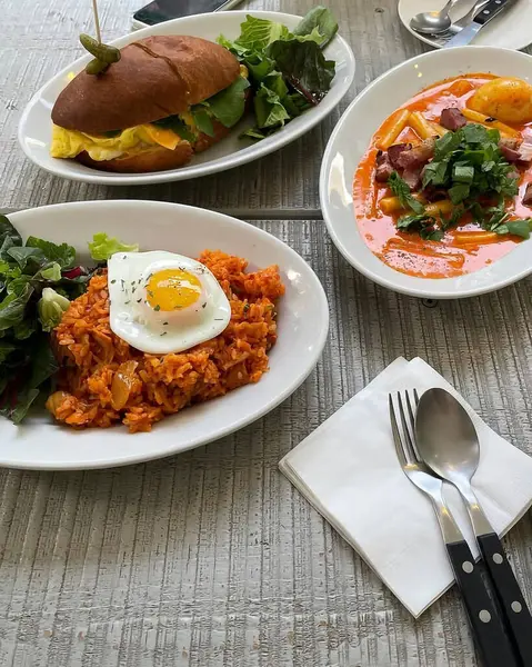 Masadaki lezzetli bir kahvaltının yakın çekimi.