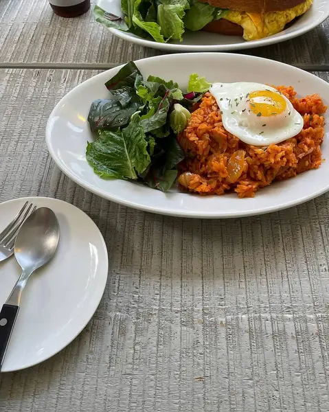 Kahvaltıda yumurta ve salata.