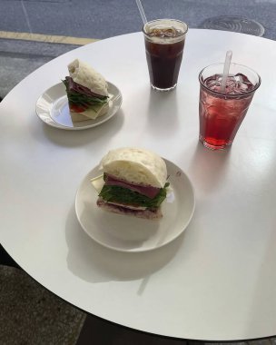 Kahve fincanı ve çay masada.