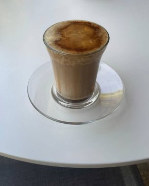 Beyaz arka planda bir bardak kahve.