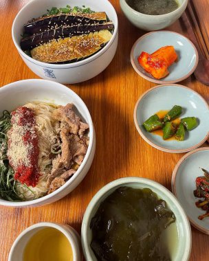 Lezzetli Asya yemeklerinin yakın görüntüsü