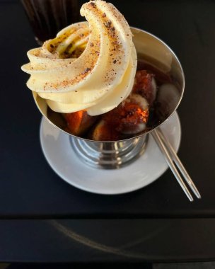 Tarçın çubuğu ve şekerli sıcak kahve.