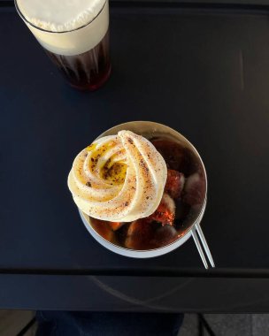 Böğürtlenli ve çikolatalı taze kek.